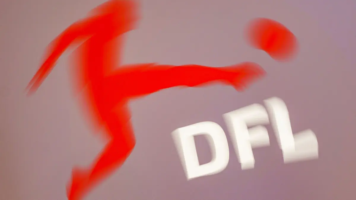 Deutsche Fußball Liga: ARCHIV - 30.05.2022, Hessen, Wiesbaden: Das Logo der DFL Deutsche Fußball Liga ist am Rande einer DFL-Mitgliederversammlung im Wiesbadener Kongress-Zentrum auf einer Stellwand zu sehen (Aufnahme mit Dreheffekt). Die DFL veröffentlicht am Donnerstag neuen die Spielpläne. (zu dpa: «Bundesliga-Spielpläne werden veröffentlicht») Foto: Frank Rumpenhorst/dpa +++ dpa-Bildfunk +++