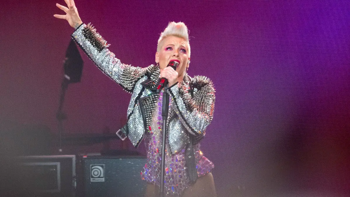Pink: ARCHIV - 28.06.2023, Berlin: Pink, US-amerikanische Sängerin tritt bei einem Konzert ihrer «Summer Carnival 2023» Tour im Olympiastadion. (zu dpa: «Pink muss Auftritt in Bern absagen: «Bin enttäuscht»») Foto: Christophe Gateau/dpa +++ dpa-Bildfunk +++
