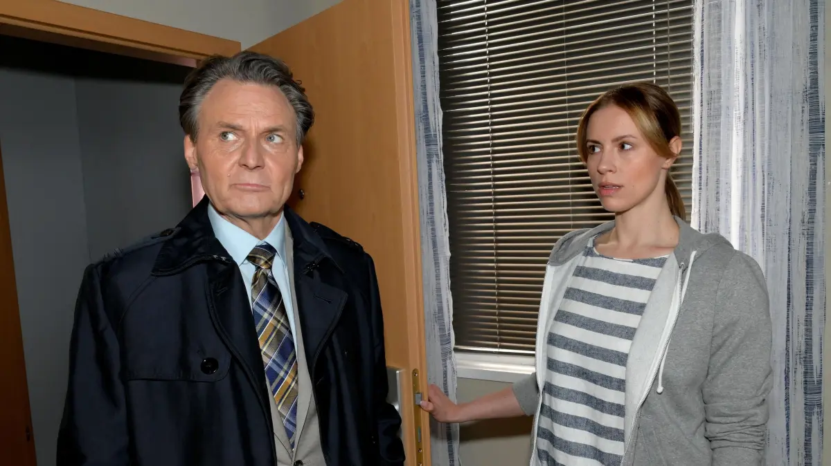 Jo Gerner (Wolfgang Bahro) wird von Zoe (Lara Dandelion Seibert) erpresst.