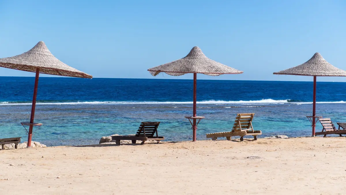 Leere Sonnenliegen an einem Hotelstrand: ILLUSTRATION - Besonders bei hoteleigenen Stränden kann ein gesperrter Strand als Reisemangel anerkannt werden. (zu dpa: «Strand gesperrt! Welche Rechte Urlauber dann haben») Foto: Benjamin Nolte/dpa-mag - Honorarfrei nur für Bezieher des Dienstes dpa-Magazin +++ dpa-Magazin +++