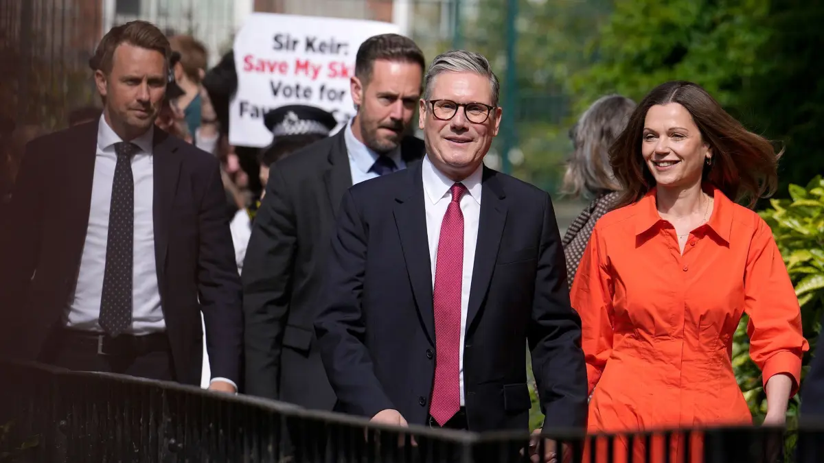 Parlamentswahl in Großbritannien: 04.07.2024, Großbritannien, London: Der Labour-Vorsitzende Sir Keir Starmer (2.v.r.) und seine Frau Victoria kommen zur Stimmabgabe bei den Parlamentswahlen 2024 in der Willingham Close TRA Hall an. Foto: Vadim Ghirda/AP/dpa +++ dpa-Bildfunk +++