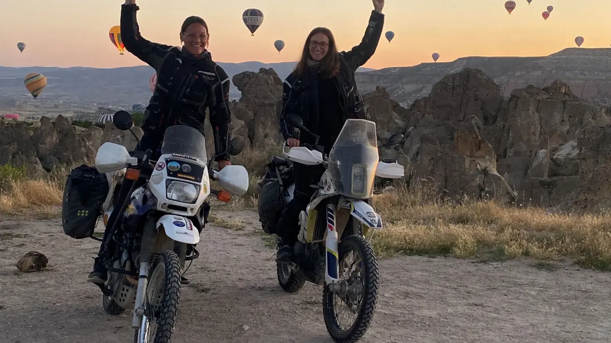 Lisa Berg (links) und Katharina Kipp im Göreme-Tal (Kappadokien).