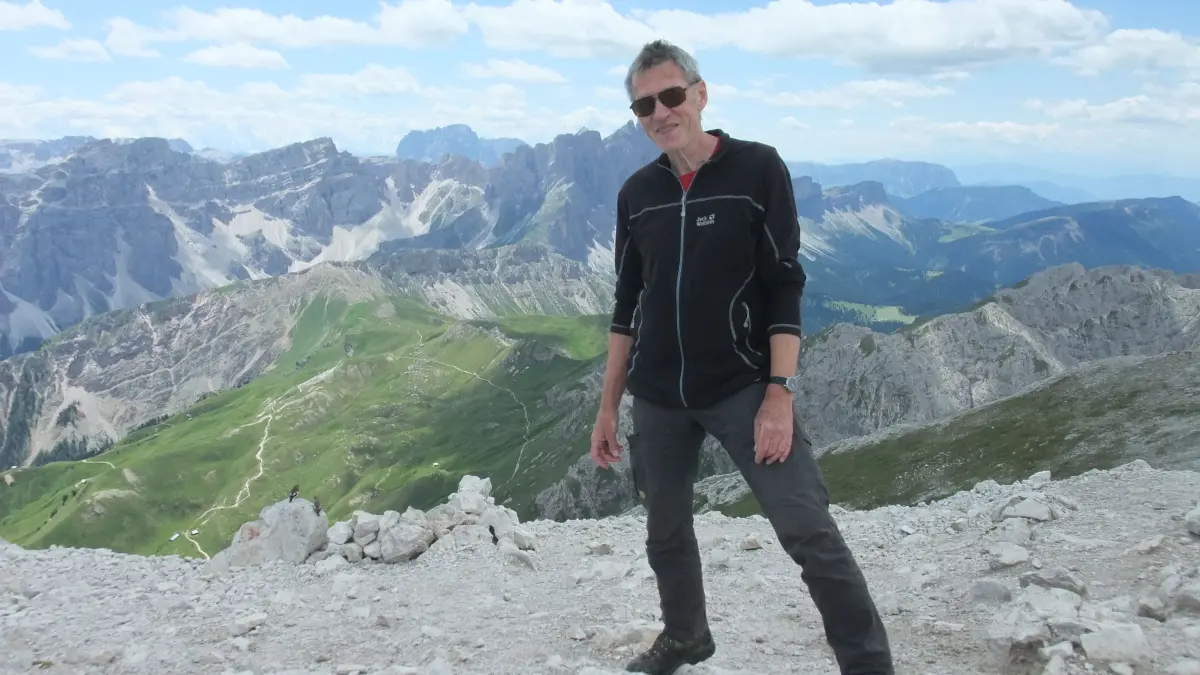 Klaus Vestewig auf großer Erkundungstour im sensiblen Ökosystem Alpen, hier vor Langkofel und Geislerspitzen.