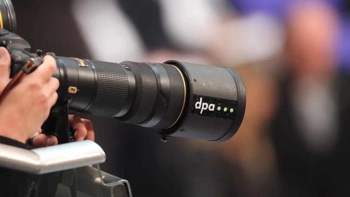 dpa-Fotograf // Kamera / Objektiv mit Logo der Nachrichtenagentur dpa Deutsche Presse-Agentur im Bundestag am 24.10.2017: dpa-Fotograf // Kamera / Objektiv mit Logo der Nachrichtenagentur dpa Deutsche Presse-Agentur im Bundestag am 24.10.2017 in Berlin, Deutschland *** DPA Photographer Camera Objective with Logo the News agency DPA German Press Agency at Bundestag on 24 10 2017 in Berlin, Germany Copyright: xdtsxNachrichtenagenturx dts_17833
