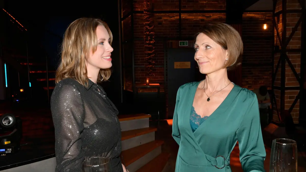 Zoe (Lara Dandelion Seibert, l.) gelingt es, Rosa Lehmann (Joana Schümer) für sich einzunehmen.