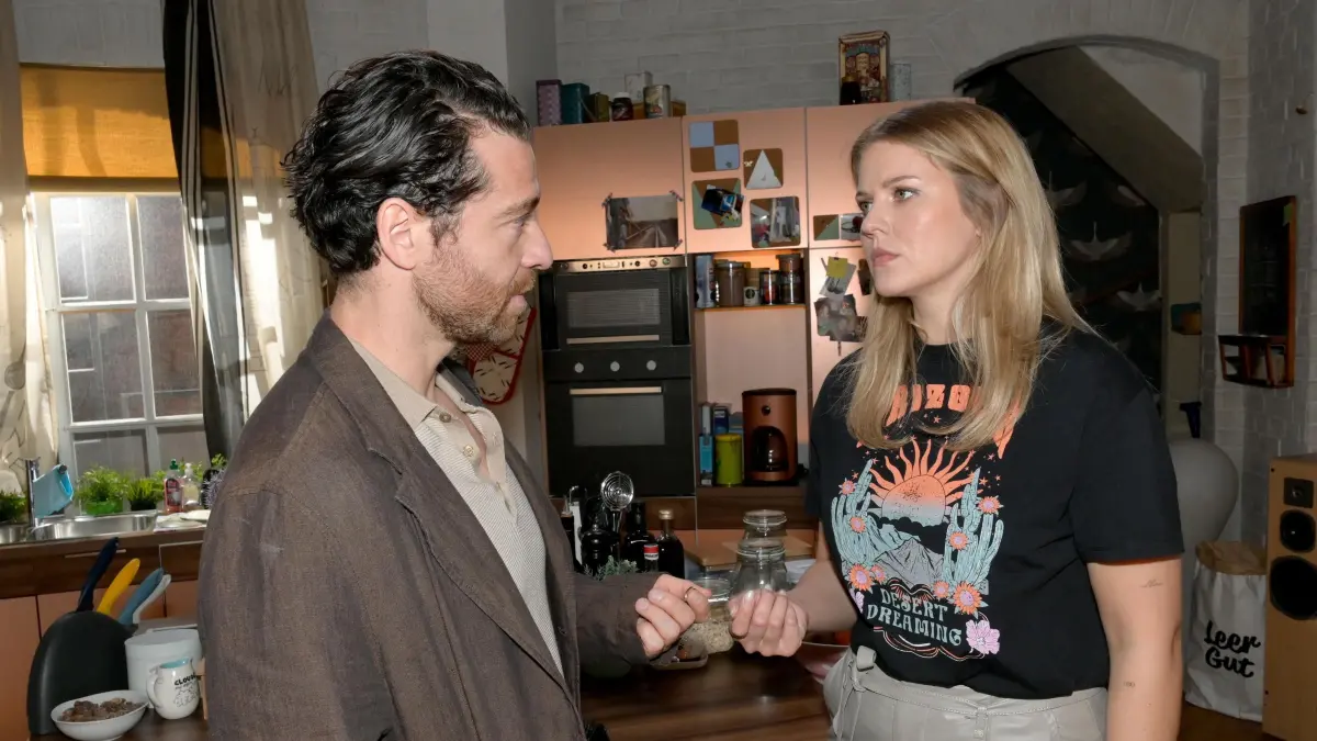 Carlos (Patrick Fernandez) hat seine Freundin Alicia (Josefin Bressel) angeblich betrogen.