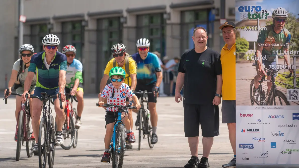 Extremradler Bernd Hummel kommt gegen 13.45 Uhr in Ulm Münsterplatz an, PK um 14 Uhr Stadthaus: Geschichten und Abenteuerliches von seiner bisherigen Eurotour.