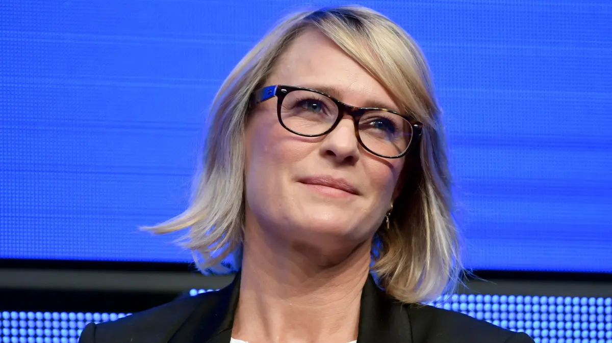 ARCHIV - US-Schauspielerin Robin Wright spricht am 11.05.2017 in Berlin während der Tech-Messe Cube Tech Fair über Konfliktrohstoffe aus dem Kongo, die für elektronische Geräte verwendet werden. Die Polit-Serie «House of Cards» bekommt eine finale sechste Staffel - allerdings ohne Hauptdarsteller Spacey. (zu dpa ««House of Cards» bekommt sechste Staffel - ohne Spacey» vom 04.12.2017) Foto: Britta Pedersen/dpa-Zentralbild/dpa +++ dpa-Bildfunk +++