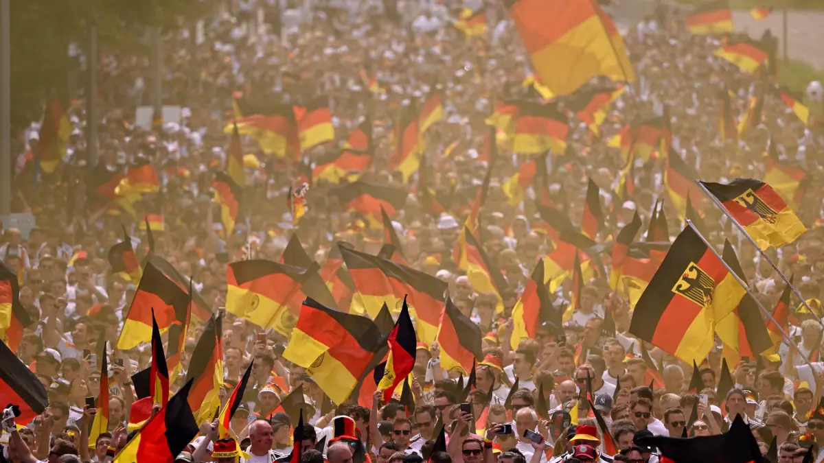 EURO 2024 Europameisterschaft Viertelfinale Spanien ESP vs Deutschland: Fanmarsch vor dem Spiel, deutsche Fans, Flaggen, Fahnen, Stimmung, Fanfest
EURO 2024 Europameisterschaft Viertelfinale Spanien ESP vs Deutschland