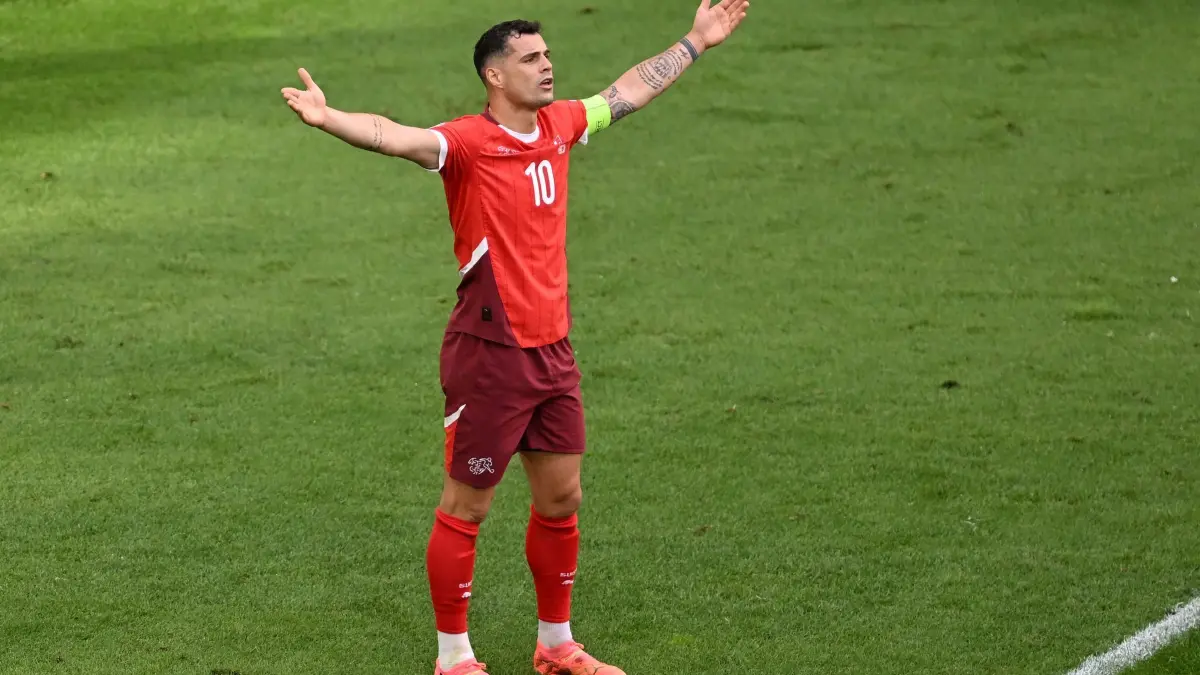 Euro 2024: England - Schweiz: 06.07.2024, Nordrhein-Westfalen, Düsseldorf: Fußball, UEFA Euro 2024, EM, England - Schweiz, Finalrunde, Viertelfinale, Düsseldorf Arena, Granit Xhaka von der Schweiz gestikuliert auf dem Spielfeld. Foto: David Inderlied/dpa +++ dpa-Bildfunk +++