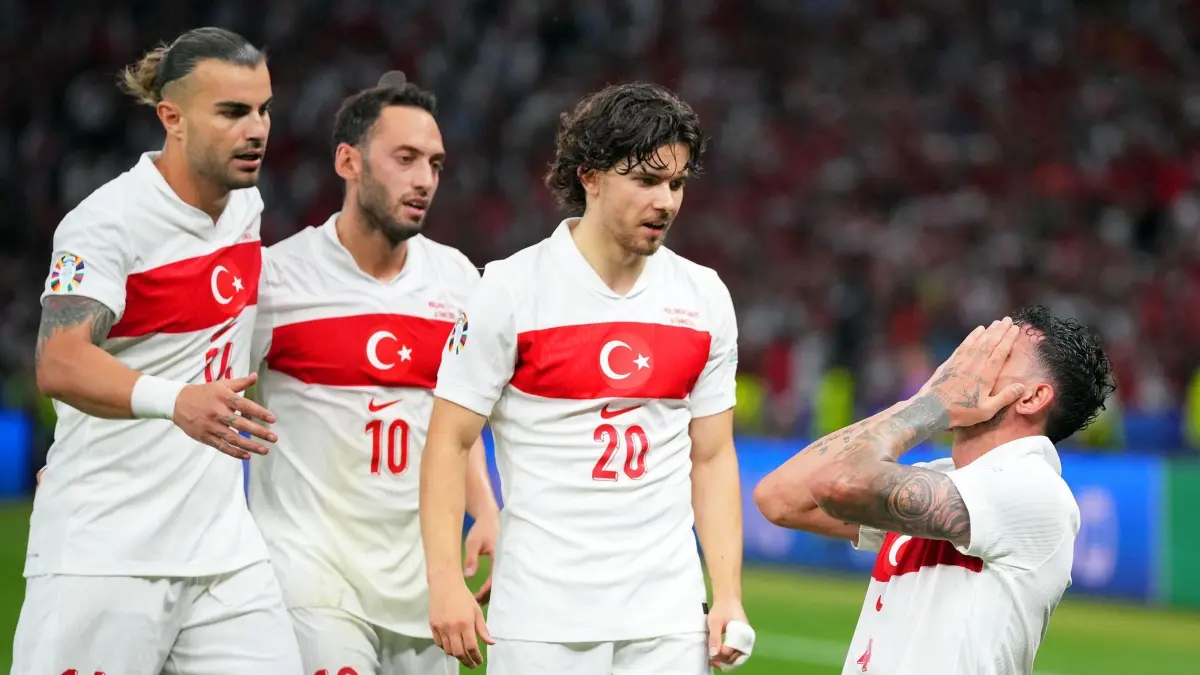 Euro 2024: Niederlande - Türkei: 06.07.2024, Berlin: Fußball, UEFA Euro 2024, EM, Niederlande - Türkei, Finalrunde, Viertelfinale, Olympiastadion Berlin, Samet Akaydin (r) von der Türkei jubelt mit den Teamkollegen Abdülkerim Bardakci (l-r), Hakan Calhanoglu und Ferdi Kadioglu über seinen Treffer zum 1:0. Foto: Sören Stache/dpa +++ dpa-Bildfunk +++