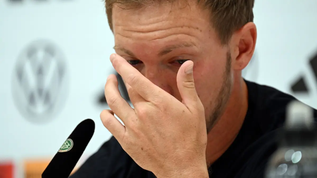 Euro 2024: Pressekonferenz DFB: 06.07.2024, Bayern, Herzzogenaurach: Fußball: EM, nach dem Ausscheiden der deutschen Nationalmannschaft, Pressekonferenz DFB, Bundestrainer Julian Nagelsmann kämpft mit den Tränen während der Pressekonferenz. Foto: Federico Gambarini/dpa +++ dpa-Bildfunk +++
