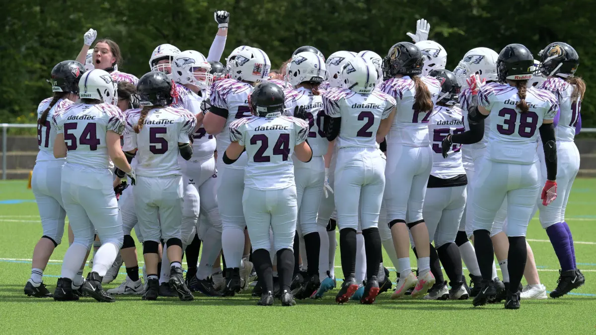 American Football | SG Red Knights Tuebingen/Reutlingen Eagles Ladies vs. Leipzig Hawks: American Football / 2. Damenbundesliga Sued | SG Red Knights Tuebingen/Reutlingen Eagles Ladies (weiss) vs. Leipzig Hawks (grau) // 2024-07-07 // Foto: Joachim Baur // Jubel SG bei Spielende