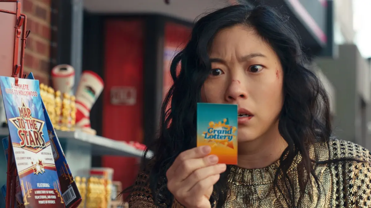 Katie (Awkwafina) fällt zufällig das Gewinnerlos in die Hände. Jetzt muss sie um ihr Leben fürchten.