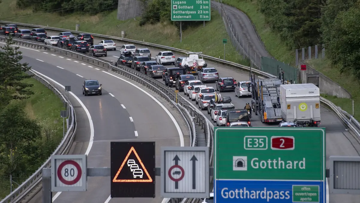 Stau am Gotthardtunnel in der Schweiz: ARCHIV - 18.07.2020, Schweiz, Wassen: Der Verkehr staut sich auf der Nationalstraße A2 vor dem Gotthard-Tunnel in Richtung Italien. An diesem Wochenende beginnen in der Schweiz die Sommerferien. (zu dpa: «Stau am Gotthard Vorgeschmack auf Ferienbeginn») Foto: Urs Flueeler/KEYSTONE/dpa +++ dpa-Bildfunk +++
