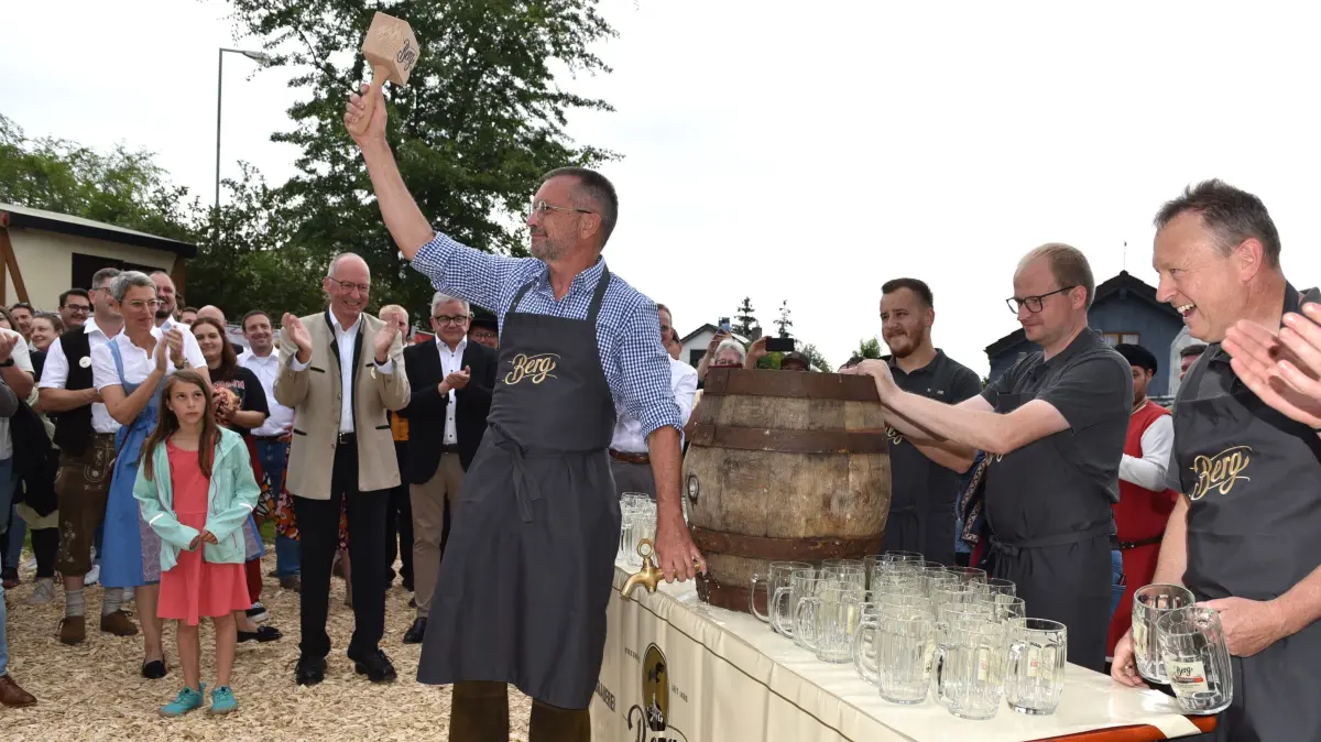 Ohne auch nur einen Tropfen des kostbaren Freibiers zu verspritzen, stach OB Baumann beim Ulrichsfest das erste Fass an.