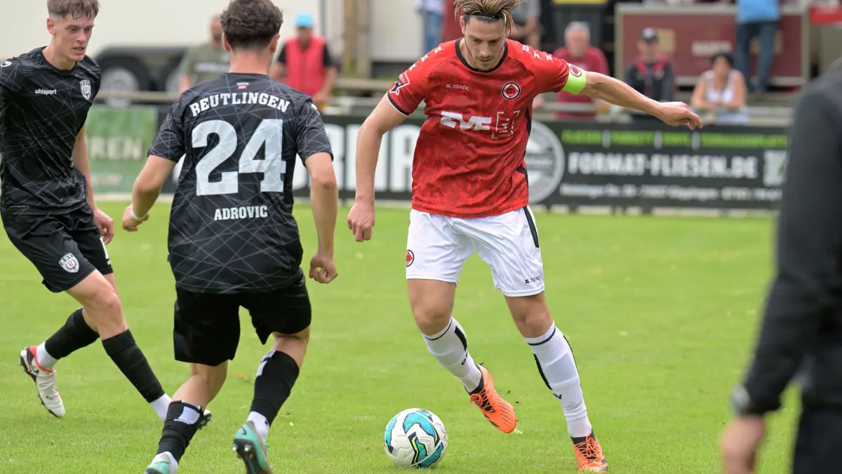 #22 Maximilian Ziesche (GSV) / #24 Jonah Bastian Adrovic (SSV Reutlingen)
1. Goeppingen SV vs. SSV Reutlingen, Fussball, Testspiel, 06.07.2024
Foto: Eibner-Pressefoto/Jo Baur