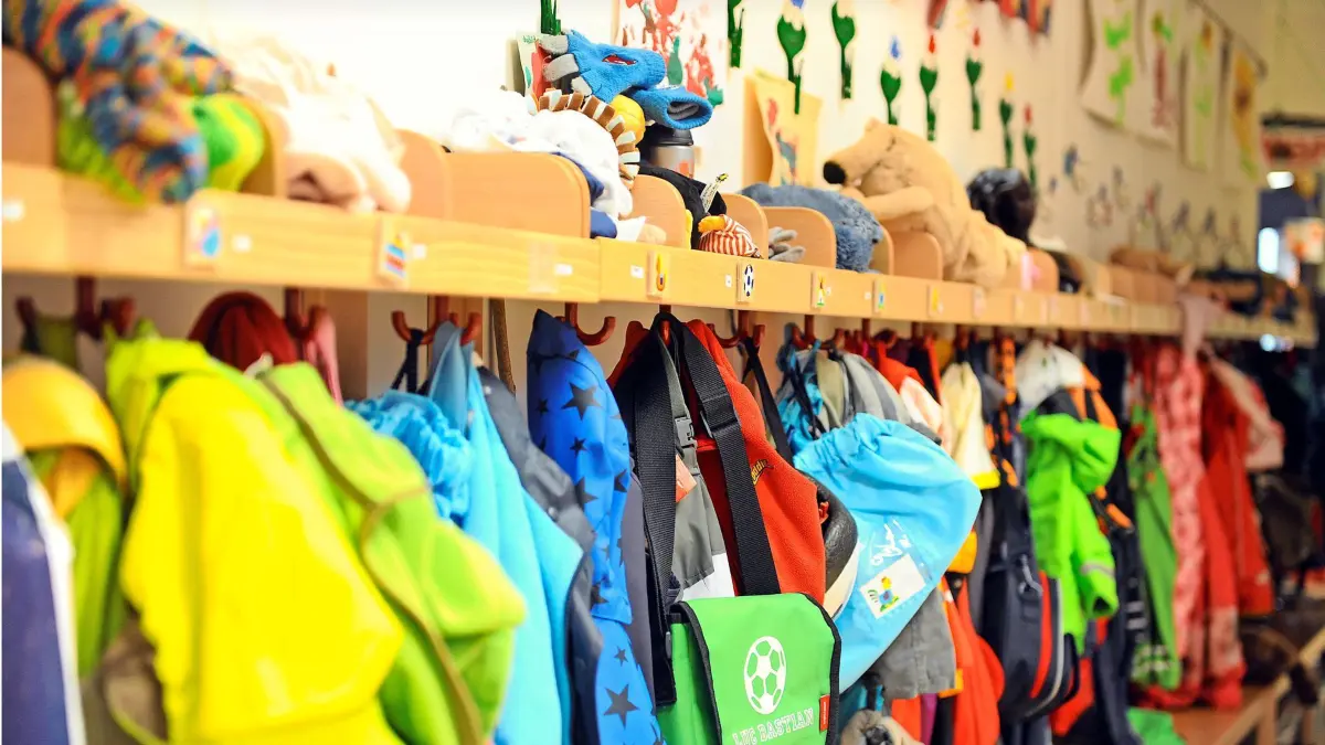 ARCHIV - ILLUSTRATION - In einer Kindertagesstätte in Karlsruhe hängt am 09.11.2012 an einer Garderobe die Kleidung von Kindern. Bundeskanzlerin Merkel besucht am 13.03.2013 einen Kindergarten in Neumünster um sich einen Eindruck von guter Kinderbetreuung zu verschaffen. Foto: Uli Deck/dpa +++ dpa-Bildfunk +++