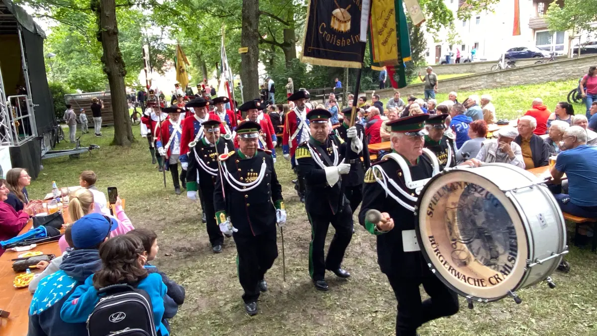 Der Aufmarsch der Bürgerwehr-Abordnungen ist einer der Höhepunkte des Parkfestes.