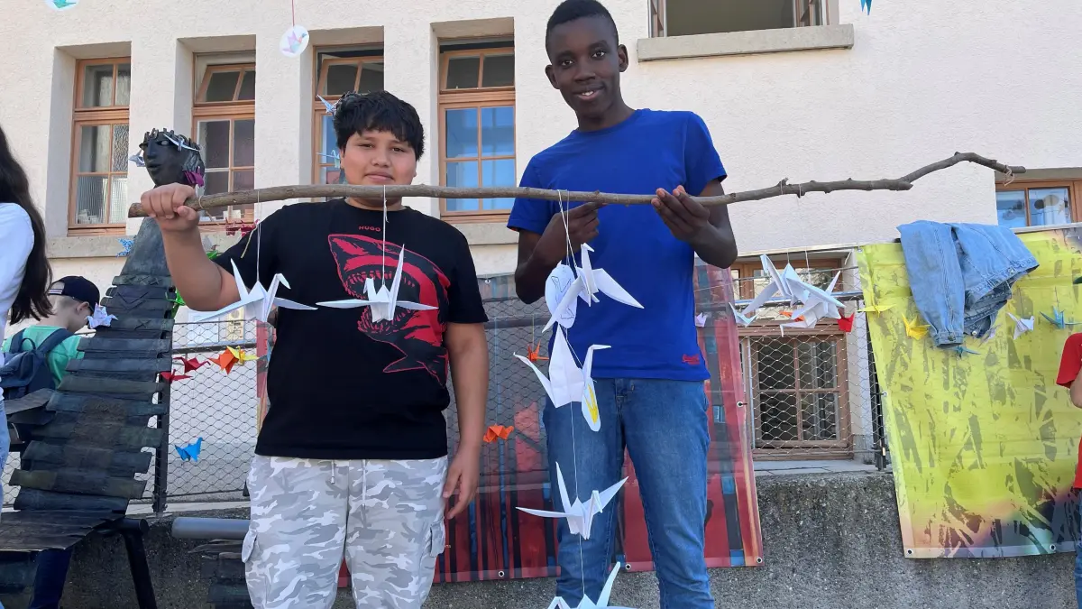 Schüler basteln Kraniche