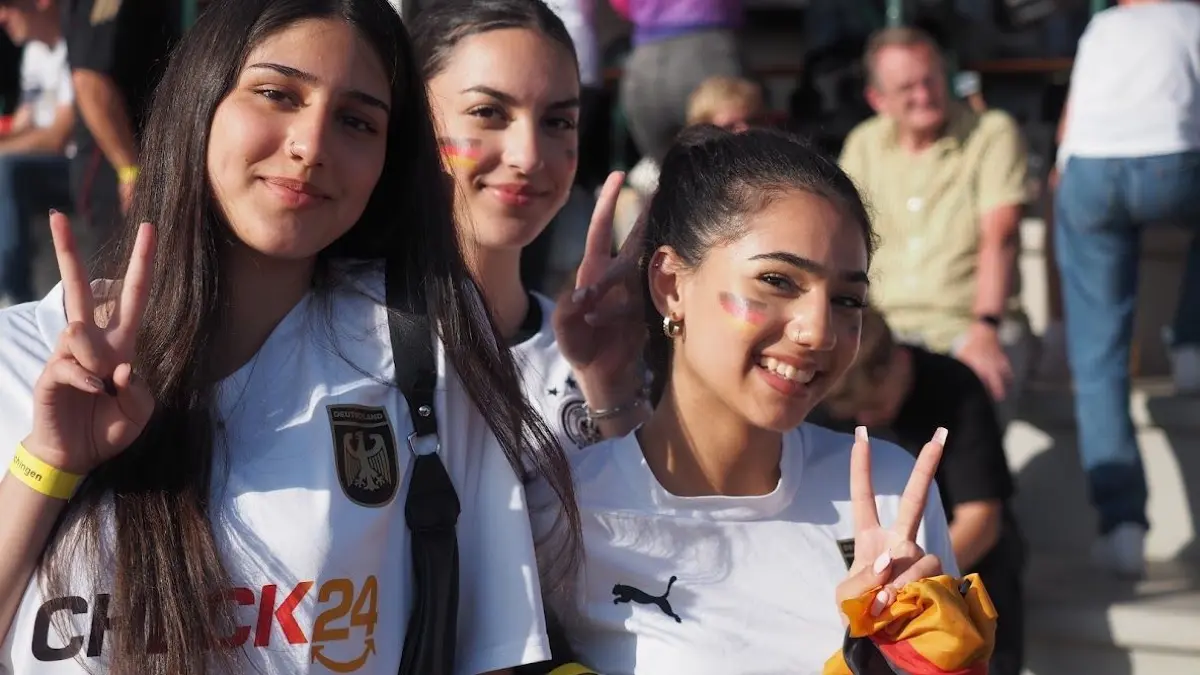 Prächtig war die Laune beim Baxter Public Viewing an fünf Spieltagen - auch am Freitagabend bis zum bitteren Ende.