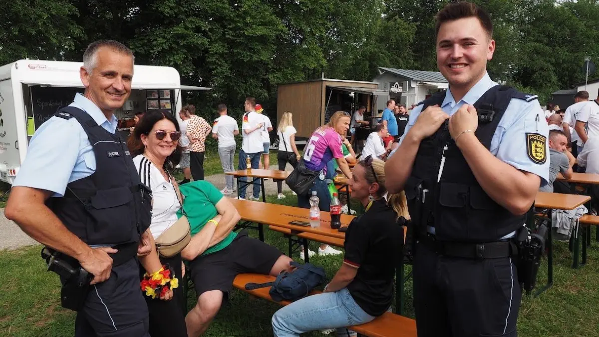 Besondere Vorkommnisse: außer Massenandrang keine! Die Hechinger Polizisten waren im Weiherstadion arbeitslos und konnten selber einen Blick auf die Leinwand wagen.