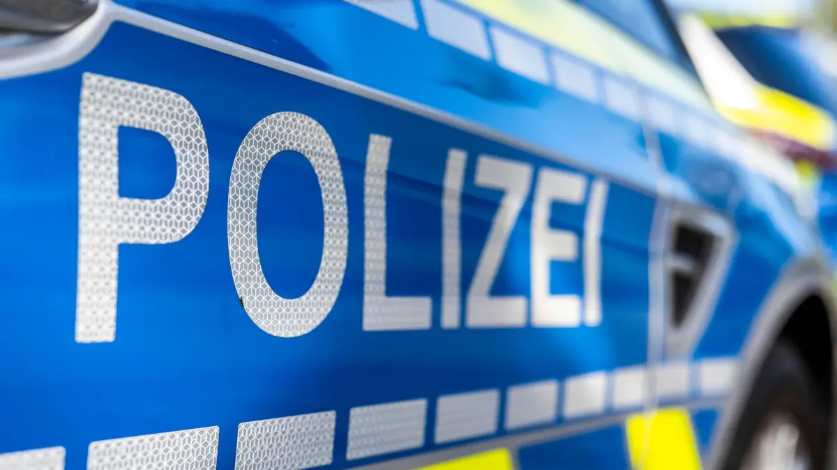 Symbolbild - Blaulicht: ILLUSTRATION - 28.09.2021, Nordrhein-Westfalen, Gütersloh: An der Tür von einem Streifenwagen steht der Schriftzug «Polizei». (zu dpa: «Hitlergruß auf Schützenfest gezeigt - Polizei ermittelt») Foto: David Inderlied/dpa +++ dpa-Bildfunk +++