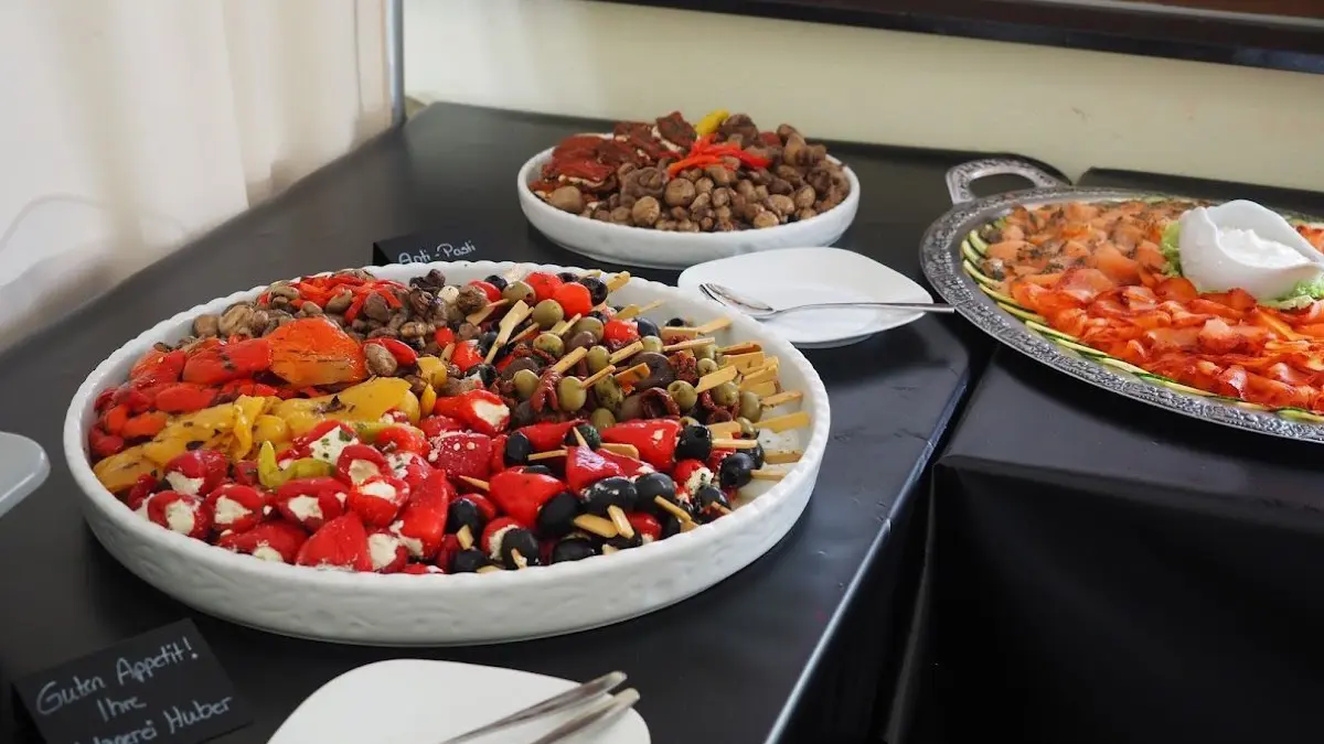 Antipasti in Schwarz-rot-gold? Die Metzgerei Huber sorgte dafür, dass es den Gästen im VIP-Bereich an nichts mangelte.