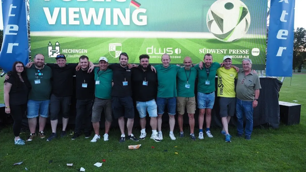 Gemeinsam haben sie Hechingen zur Public-Viewing-Hochburg gemacht: die Mitglieder des Organisationsteams vom FC Hechingen und von DWS Veranstaltungstechnik.
