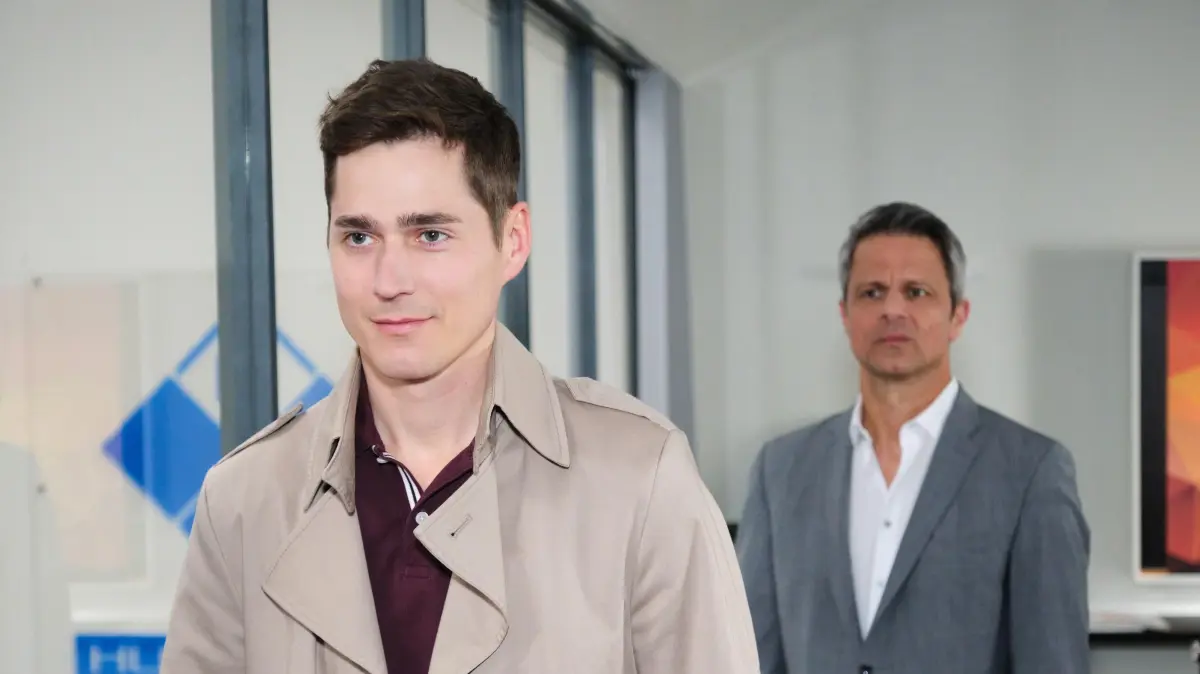 Ringo (Timothy Boldt, l.) ist endlich wieder auf freiem Fuß. Wird er sich an Benedikt (Jens Hajek) rächen?