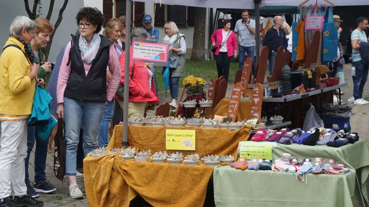 Das Gelände beim Kunst- und Handwerkermarkt erstreckte sich bis hinter das Rathaus, wo sich auch viele Gäste vor liebevoll hergerichteten Ständen tummelten.