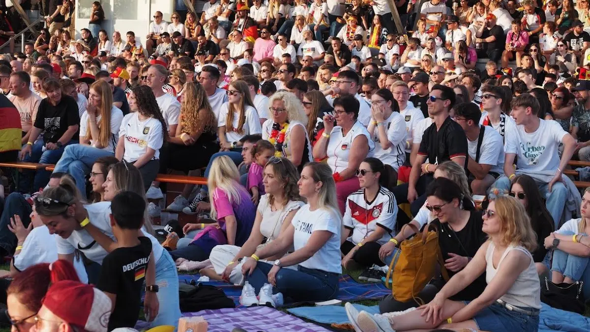 Gemeinsam guckt sich's besser: Das Hechinger Weiherstadion erwies sich als der perfekte Ort für ein Public Viewing in Stadionatmosphäre.