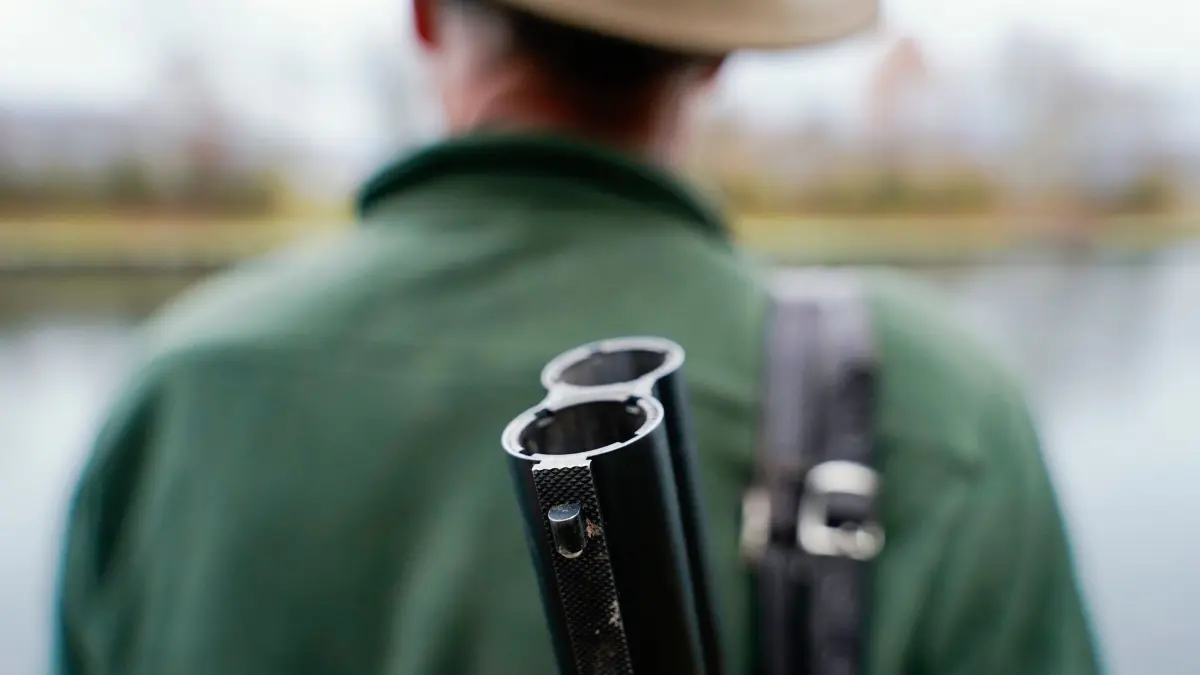 Jäger: ARCHIV - 17.12.2020, Baden-Württemberg, Dossenheim: Ein Jäger steht mit seinem Gewehr in seinem Jagdrevier. (zu dpa: «Jägerstreit vor Gericht - Antrag von Kreisgruppe abgewiesen») Foto: Uwe Anspach/dpa +++ dpa-Bildfunk +++
