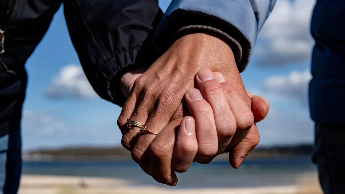 Eine Frau und ein Mann halten sich bei einem Strandspaziergang an den Händen. Für 27 Prozent der Erwachsenen in Deutschland ist laut einer repräsentativen Umfrage des Meinungsforschungsinstituts YouGov im Auftrag der Deutschen Presse-Agentur Heimat da, wo für sie wichtige Menschen leben. (ILLUSTRATION zu dpa: «Was Deutsche über Heimat denken») +++ dpa-Bildfunk +++