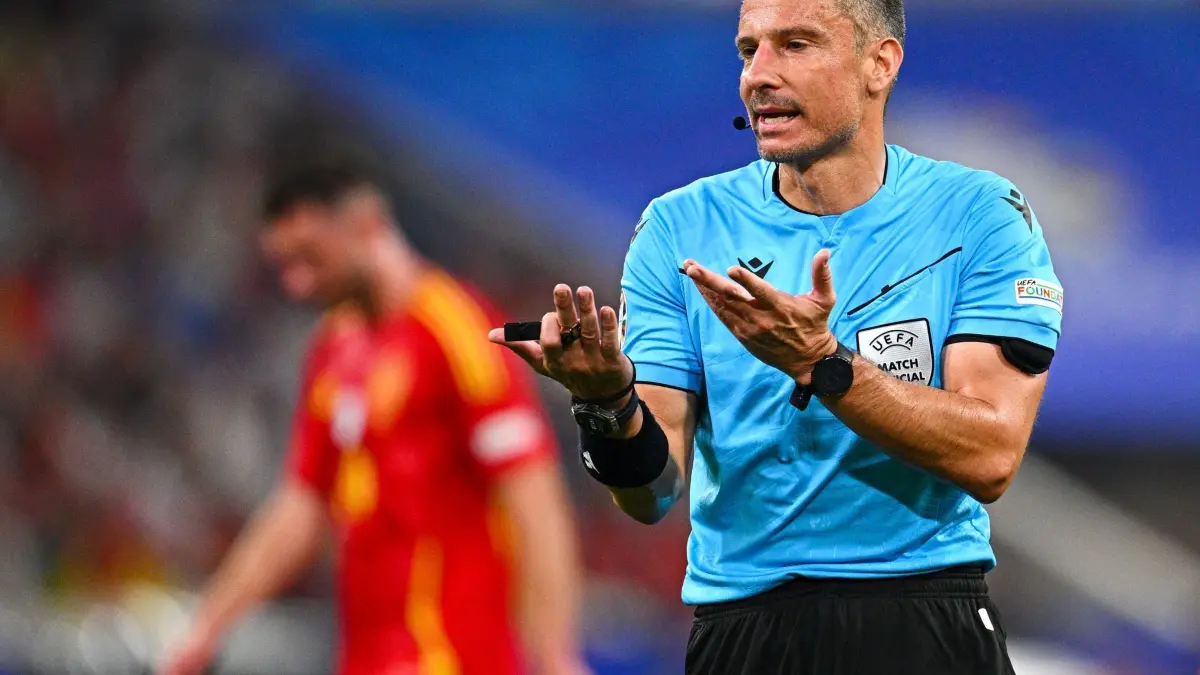 Euro 2024: Spanien - Frankreich: 09.07.2024, Bayern, München: Fußball, UEFA Euro 2024, EM, Spanien - Frankreich, Finalrunde, Halbfinale, München Fußball Arena, Schiedsrichter Slavko Vincic gestikuliert. Foto: Tom Weller/dpa +++ dpa-Bildfunk +++