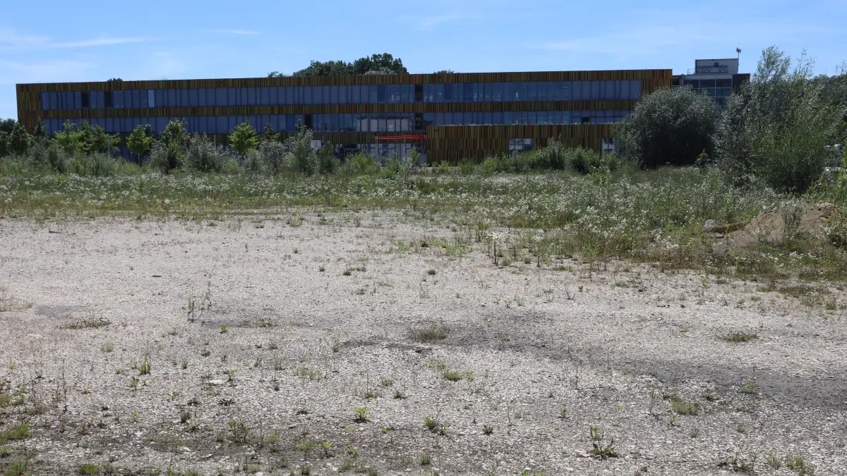Noch ist hier Brache, 2029 soll hier das Lessing stehen. Im Hintergrund: Die Mark-Twain-Grundschule.
