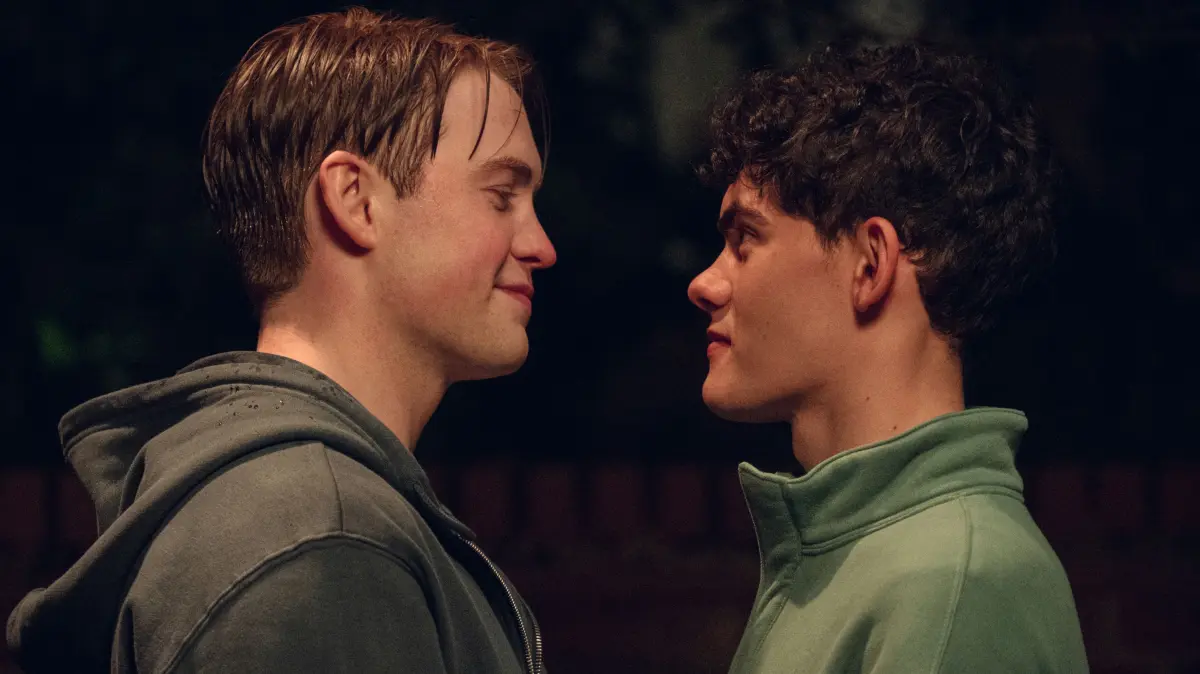 Nick (Kit Connor) und Charlie (Joe Locke) haben sich beide etwas Wichtiges zu sagen.