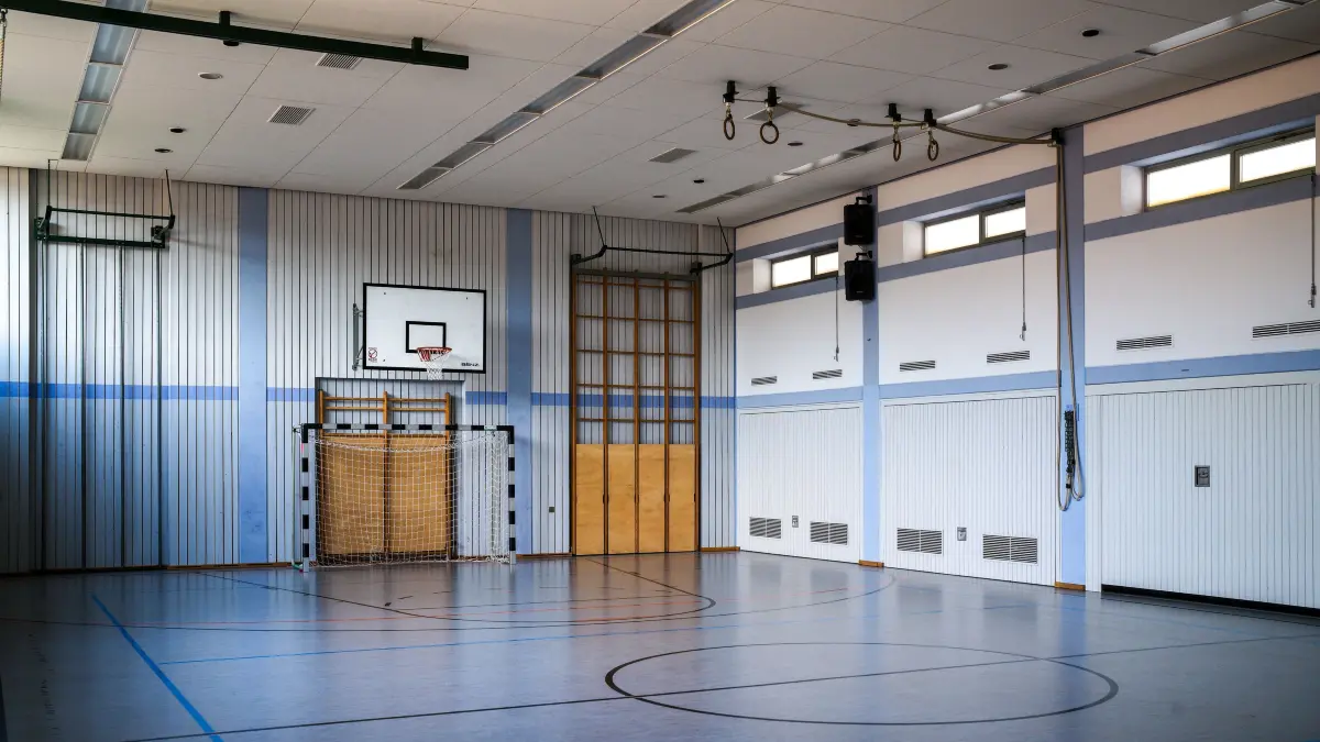 In dezentem Blau und der typischen Optik der 1970er-Jahre kommt die Hossinger Turn- und Festhalle daher. Eine Generalsanierung wird gegenwärtig geprüft.