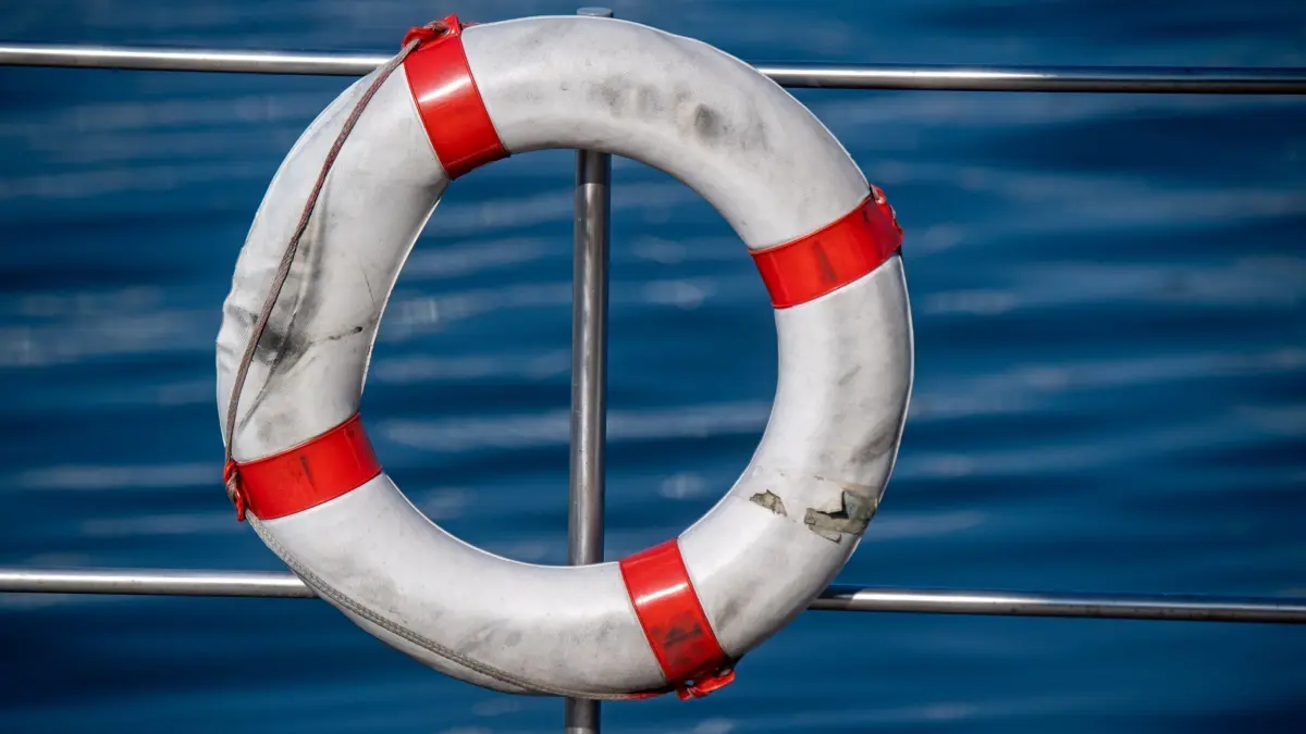 Mann stirbt bei Badeunfall: ARCHIV - 08.06.2022, Mecklenburg-Vorpommern, -: Ein Rettungsring hängt am Seezaun eines Hausboot ist in einem Hafen an der Ostsee (zu dpa: «Mann stirbt bei Badeunfall im Naturbad Buschmühle») Foto: Stefan Sauer/dpa +++ dpa-Bildfunk +++