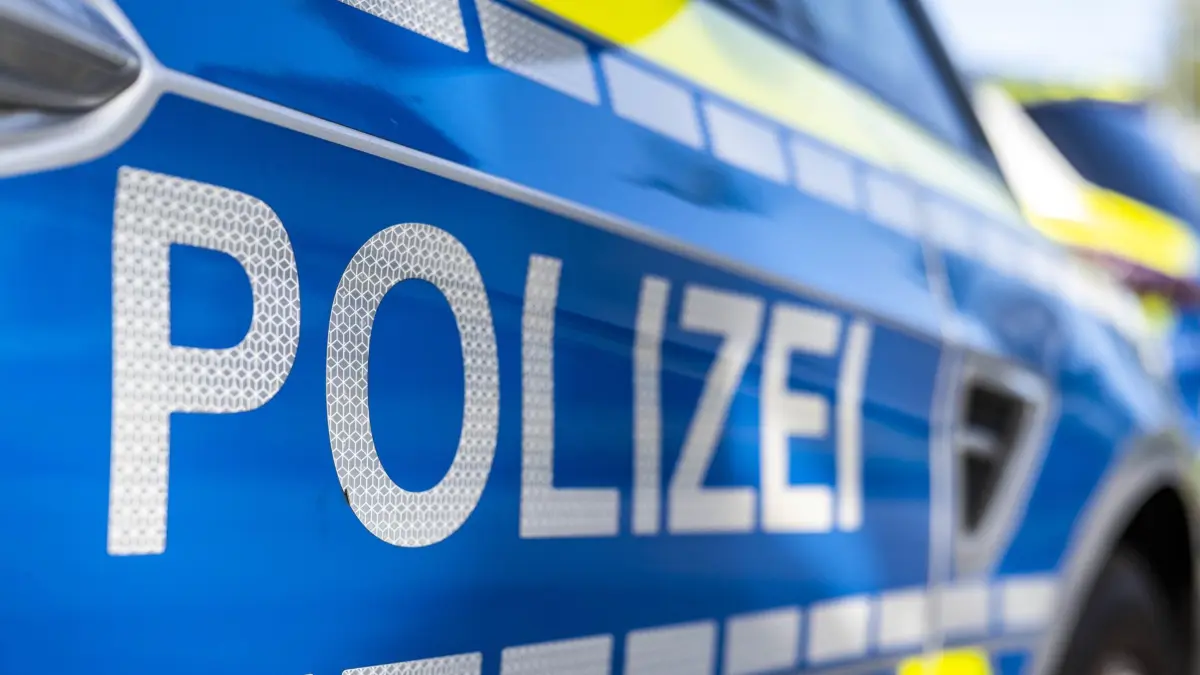 ILLUSTRATION - 28.09.2021, Nordrhein-Westfalen, Gütersloh: An der Tür von einem Streifenwagen steht der Schriftzug «Polizei». (zu dpa: «Seniorin in Hamm auf ihrer Terrasse überfallen») Foto: David Inderlied/dpa +++ dpa-Bildfunk +++