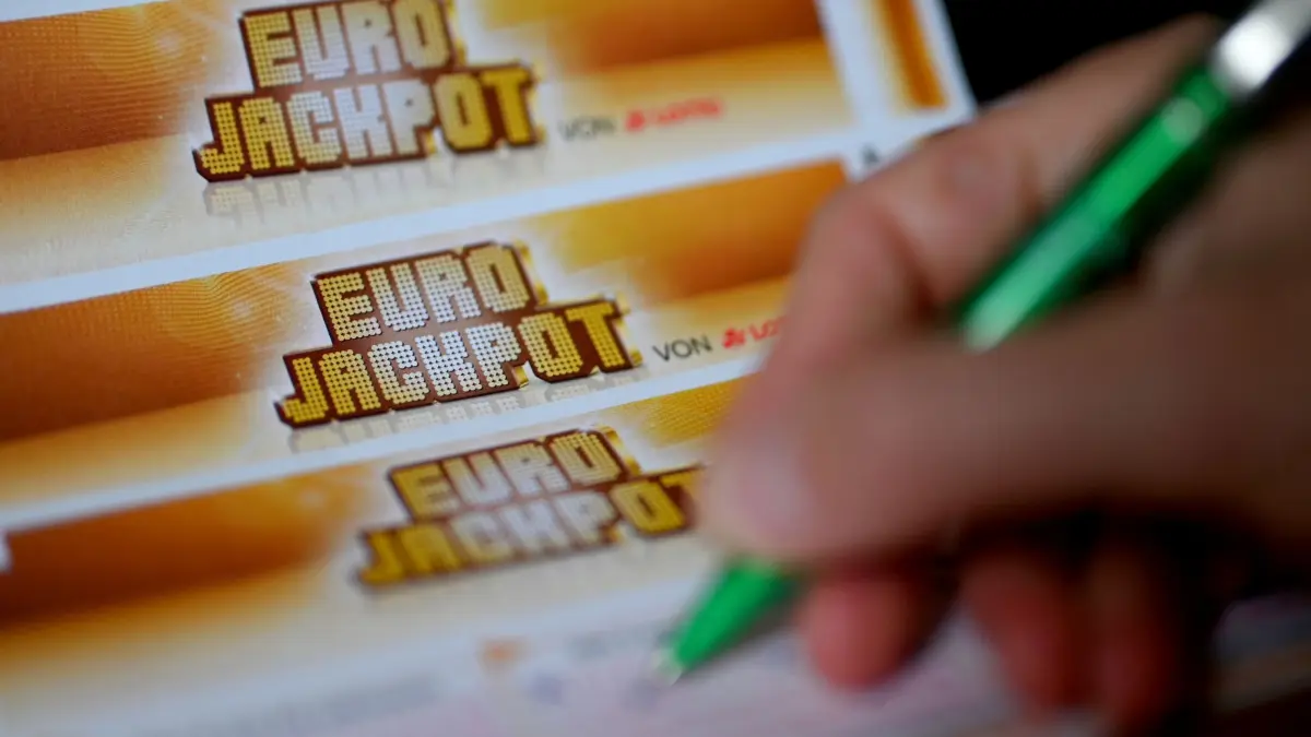 Veränderungen beim Eurojackpot: ARCHIV - 30.08.2021, Berlin: Ein Mann füllt einen Eurojackpot-Lotterieschein aus. (zu dpa: «Eurojackpot geknackt - 98 Millionen Euro für Spieler aus NRW») Foto: Monika Skolimowska/dpa-Zentralbild/dpa +++ dpa-Bildfunk +++