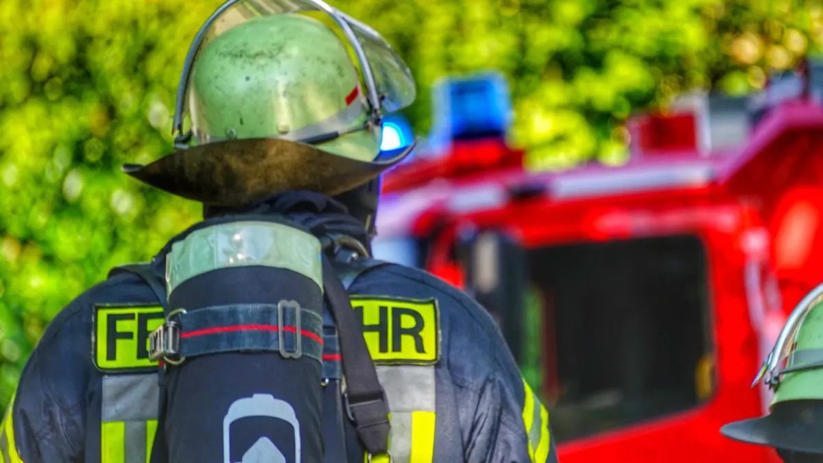 Eindrucksvolle Symbolbilder mit Blaulicht: Feuerwehr, Rettungsdienst und Polizei im Einsatz Hochauflösende Symbolfotos für eine hochwertige Berichterstattung Aussagekräftige Fotos als Symbolbilder im Blaulicht Bereich. Feuerwehr beim Löschen. Einsatzfahrzeuge im Einsatz mit Blaulicht. Rettungskräfte im Fokus. Das perfekte Foto für einen Artikel. *** Impressive symbol images with blue light Fire department, rescue service and police in action High-resolution symbol photos for high-quality reporting Powerful photos as symbol images in the blue light area Fire department extinguishing fire Emergency vehicles in action with blue light Rescue forces in focus The perfect photo for an article Copyright: xEinsatz-Report24x/xFabianxGeierx