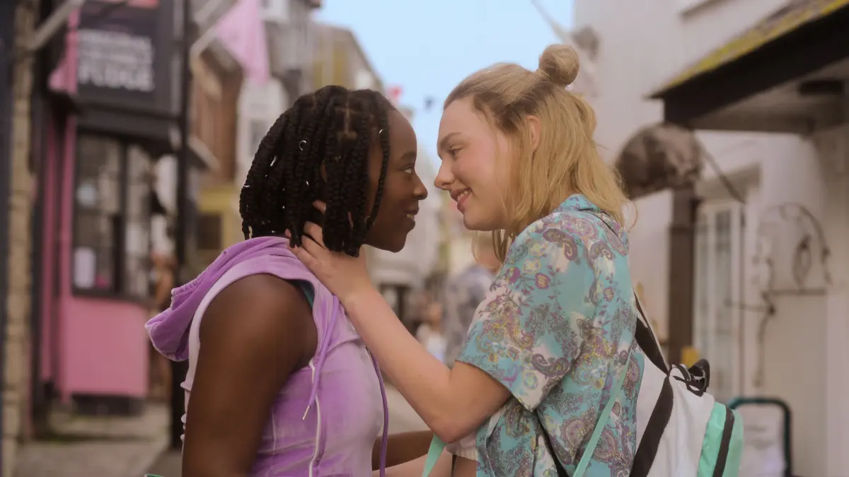 Tara (Corinna Brown, l.) und Darcy (Kizzy Edgell) sind in Staffel 3 immer noch zusammen.