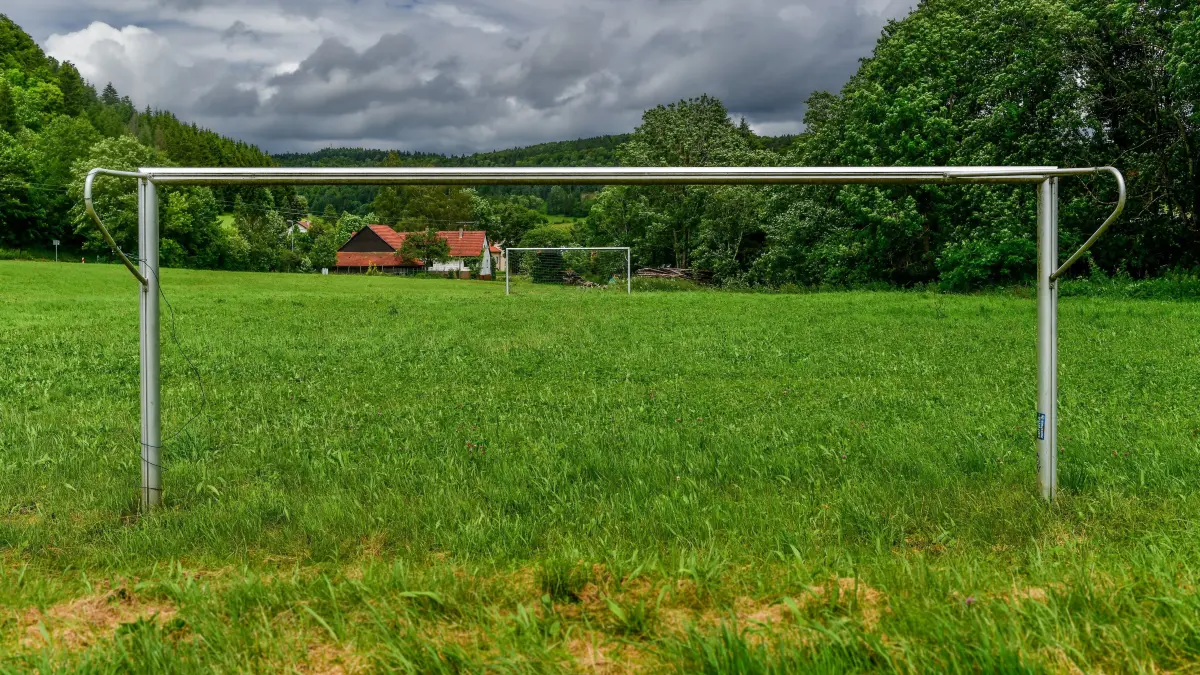 Areal am unteren Stausee-Parkplatz: Noch ein besserer Acker mit netzlosen Toren, künftig vielleicht ein beliebter Bolzplatz für die Jugend von Oberdigisheim.
