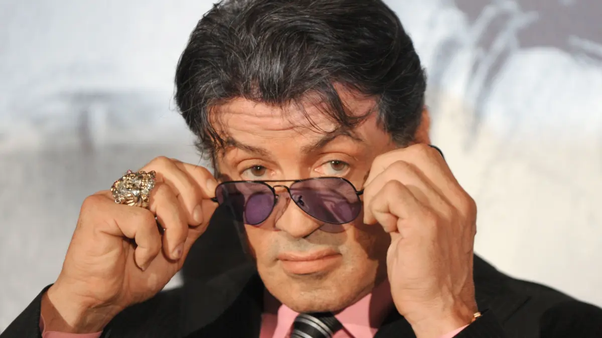 ARCHIV - US-Schauspieler Sylvester Stallone nimmt am 06.08.2010 beim Fototermin zum Film "The Expendables" ("Die Verzichtbaren") in Berlin seine Sonnenbrille ab. (zu dpa "Neues aus Hollywood" vom 13.12.2017) Foto: Soeren Stache/dpa +++ dpa-Bildfunk +++