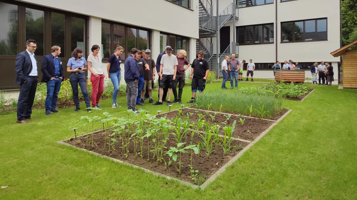 Die Schülerinnen und Schüler des ersten landwirtschaftlichen Ausbildungsjahres stellten den Gästen der Einweihungsfeier vor, was sie in den letzten Monaten geschaffen haben.