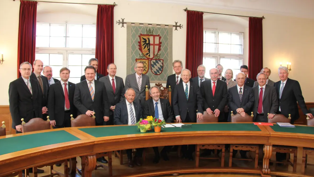 Memminger, Rathaus,Schwabenbund, Mitglieder: Gruppenbild mit Dame: Die Gründer und Unterstützer des neuen Schwabenbunds trafen sich gestern im Memminger Rathaus.