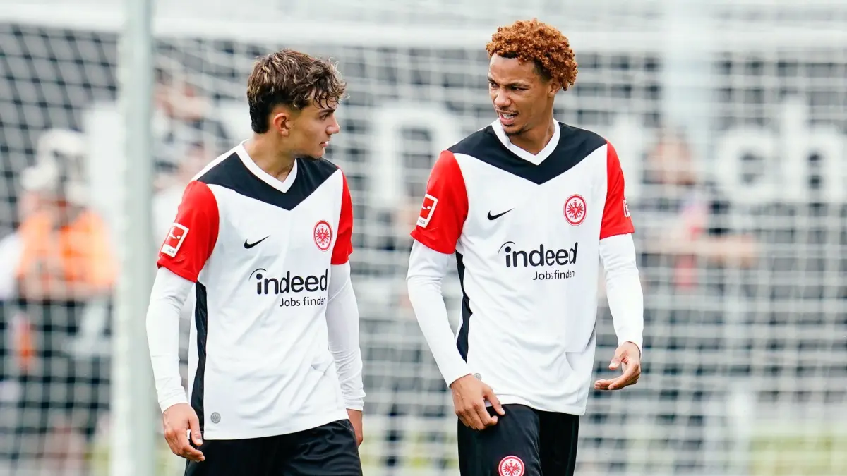 Trainingsauftakt bei Eintracht Frankfurt: 10.07.2024, Hessen, Frankfurt/Main: Fußball: Bundesliga, Eintracht Frankfurt, Saisonauftakt-Training, Deutsche Bank Park. Frankfurts Hugo Ekitiké (r) und Frankfurts Can Uzun unterhalten sich. (zu dpa: «Eintracht Frankfurt legt los - Ziel: Attraktiver Fußball») Foto: Uwe Anspach/dpa +++ dpa-Bildfunk +++