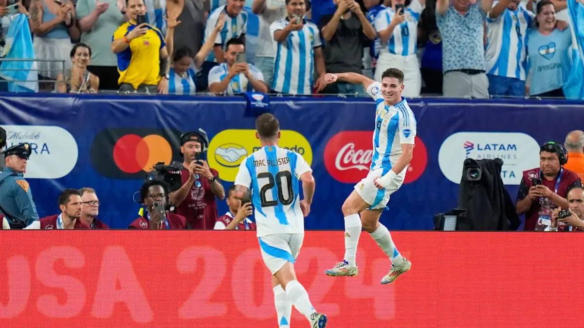 Copa América: Argentinien - Kanada: 09.07.2024, USA, East Rutherford: Der argentinische Nationalspieler Julian Alvarez feiert den Führungstreffer seiner Mannschaft gegen Kanada während des Halbfinalspiels der Copa América. Foto: Julia Nikhinson/AP/dpa +++ dpa-Bildfunk +++