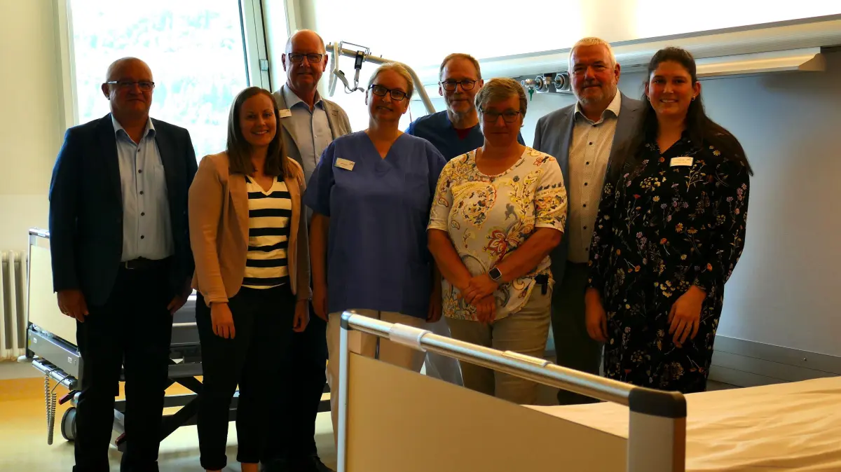 Das gesamte Pflegeteam der neuen Abteilung für Altersmedizin im Zollernalb Klinikum Albstadt in einem der neuen Zimmer.